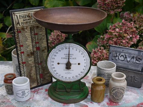 Revive Your Beauty Routine with a Charming Vintage Scale Face: Timeless Elegance at Your Fingertips!