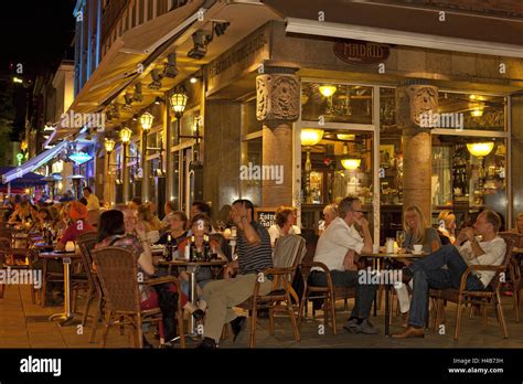 Unveil the Secrets of Old Town's Quirkiest Bars: A醇厚夜生活指南