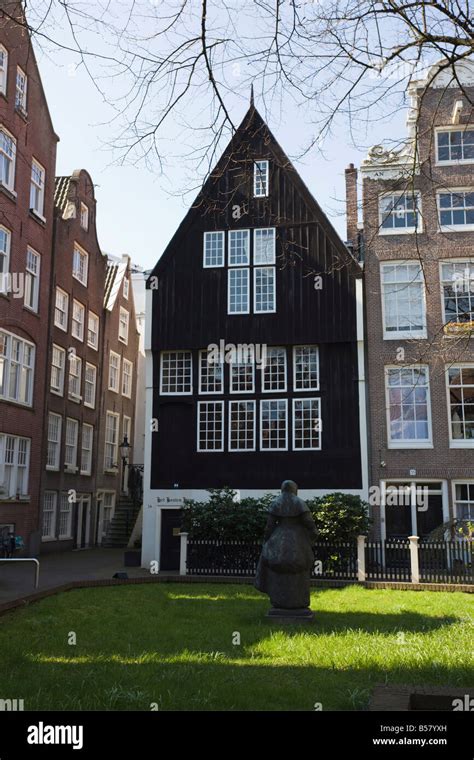 oldest house in amsterdam
