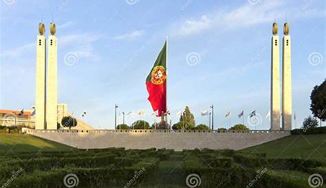 ondeando la bandera de portugal — Foto de stock