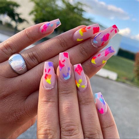 Ongles néon la tendance phare et haute en couleur de l'été 2019