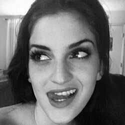 Allie Perry Nude: When Bold Meets Beauty in Stunning Reveal