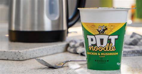 Open the pot noodle packaging