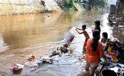 orang membuang sampah di sungai