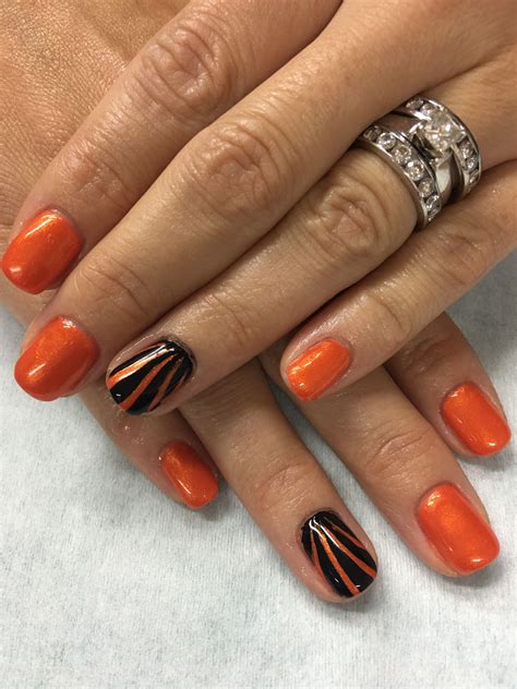 Orange and Black Stripe Fall Halloween gel nails Striped nails, Black