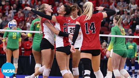 Louisville volleyball stuns No. 2 Texas in NCAA tournament Sweet 16