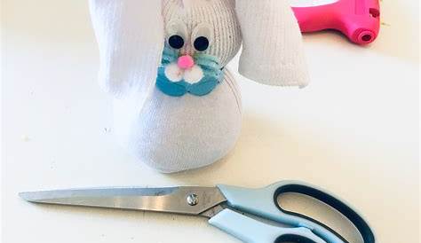 Diy Projekt für kleine Ostergeschenke, zwei Osterhasen aus Socken mit