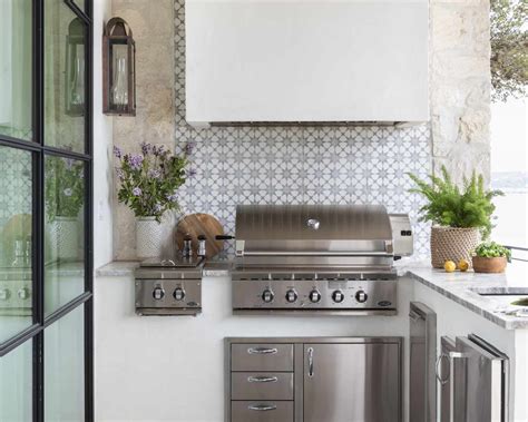 outdoor kitchen tile backsplash