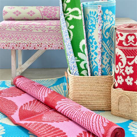RICE Kunststoff Outdoor Teppich Mint mit Swirls und Blumenornamenten