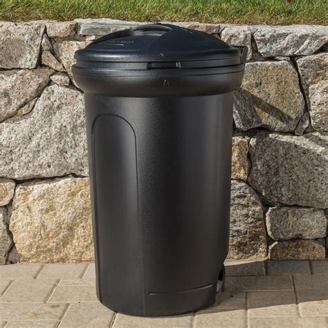 outdoor trash bin with lid