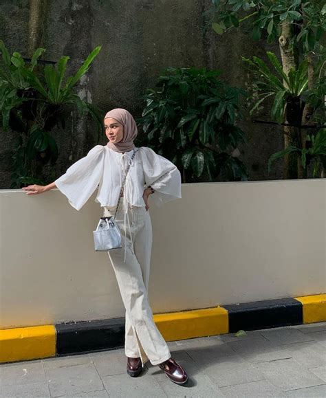 Outfit kerja hijab dengan aksen warna cerah