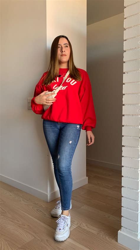 Outfit Sudadera Roja Mujer