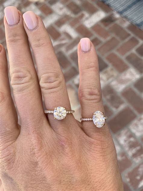 oval vs round diamond engagement rings