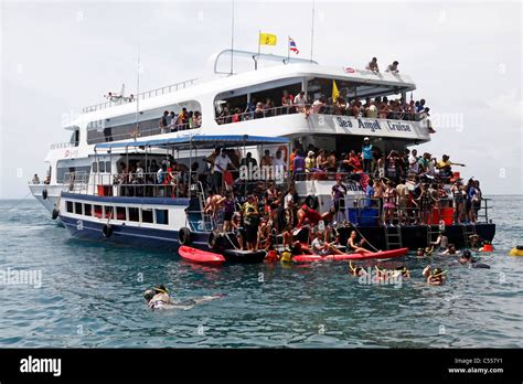 overcrowded boat tour