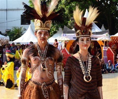 pakaian adat provinsi papua