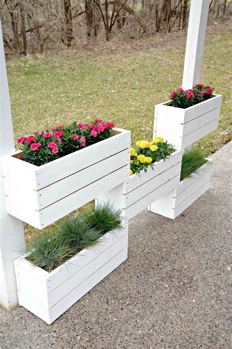 Build a pallet planter box perfect for cascading flowers! DIY