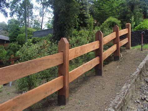 palos para cerca de madera