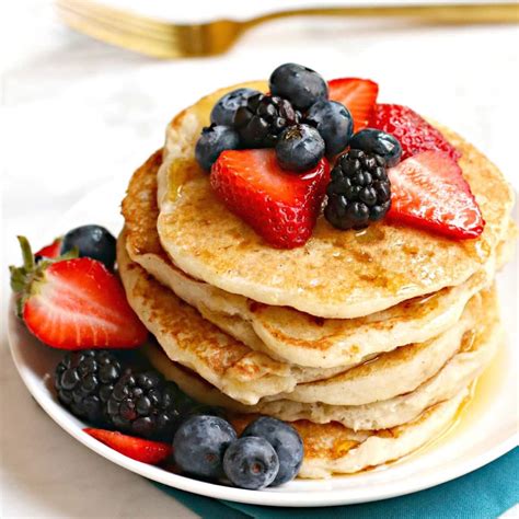 Pancakes garnis de fruits pour un brunch de Pâques gourmand
