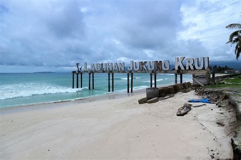 Pantai Krui Pesisir Barat Lampung: Wisata Pantai Yang Eksotis
