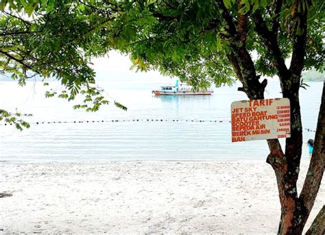 Pantai Pasir Putih Parapat Wisata Bahari Kabupaten Simalungun Sumatera Utara
