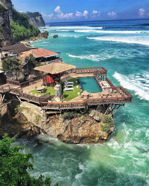 Pantai Uluwatu Di Bali: Keindahan Yang Menakjubkan