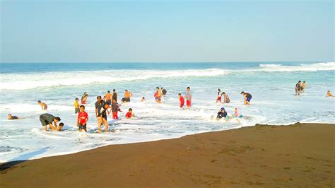 Pantai Merah Purworejo Indonesia