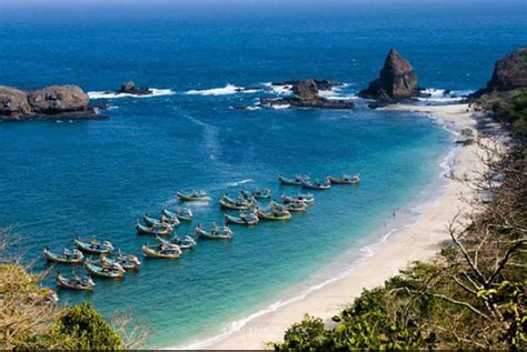 Pantai Tamban Di Malang: Keindahan Surga Tersembunyi