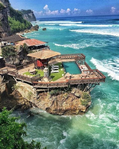 Pantai Uluwatu Di Bali: Keindahan Yang Menakjubkan