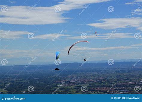 paragliding competitors