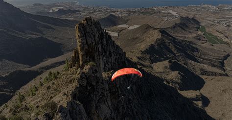 Parapente sobre montañas y costa en Tenerife
