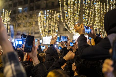 paris phones new year