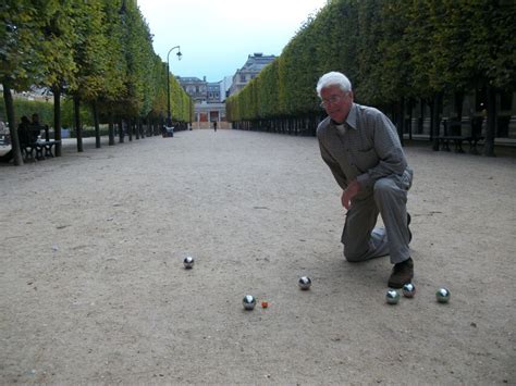 París pre cena bebidas con petanca y bochas