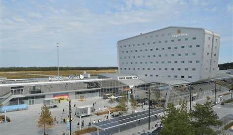 Stuk beton raakt los in parkeergarage Eindhoven Airport | NOS