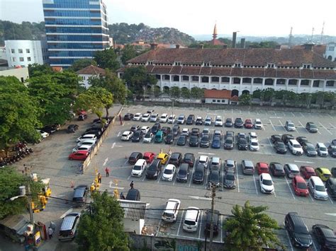 parkir mobil lawang sewu