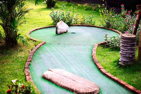 Partie De Mini Golf Dans Le Jardin