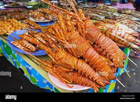 Membeli cumi di pasar seafood