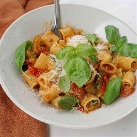 Pasta med bönor, tomat och zucchini Recept