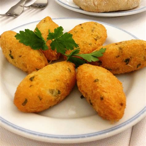 pastel de bacalhau with cheese