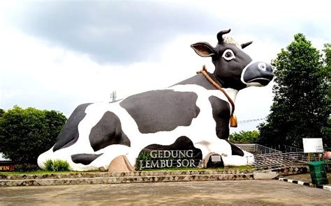 Patung Sapi: Simbol Keberhasilan Daerah Penghasil Susu Sapi di Kota Indonesia