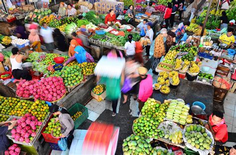 Pedagang di pasar tradisional
