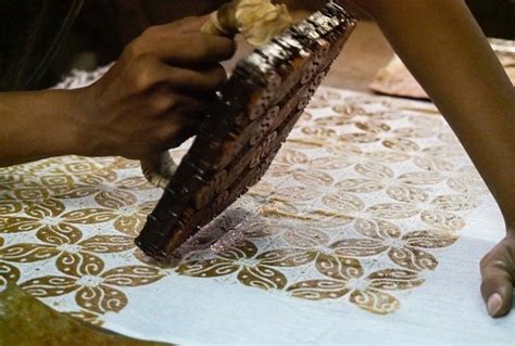 Gambar Pemakaian Batik
