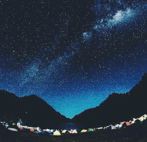 Pemandangan Bintang Malam Hari Di Gunung