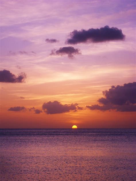 Pemandangan Sunset Di Laut Yang Menakjubkan
