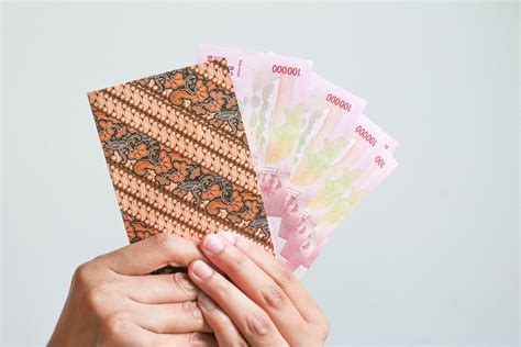 Pemberian Uang THR dari Paman dan Om di Indonesia dan Jepang