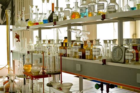 penanganan bahan kimia di laboratorium