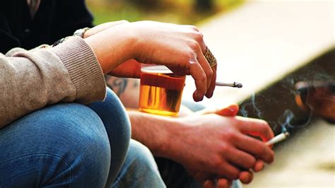 mengurangi penggunaan alkohol dan merokok untuk mengatasi ejakulasi dini