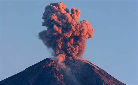 penyebab gunung berapi meletus