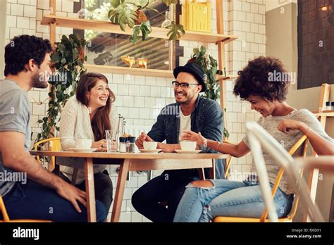 Un grupo de personas tomando café en un bar
