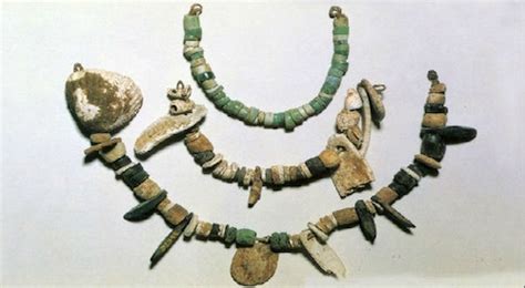 alat pemukul kulit kayu Perhiasan zaman neolitikum peninggalan