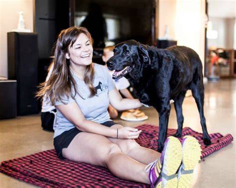 Pin en Mujeres con perros de presa.
